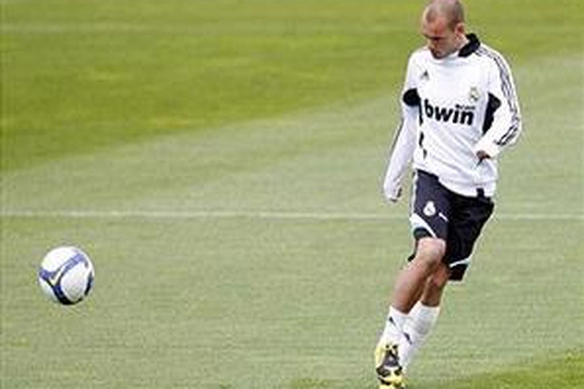 Wesley Sneijder tetap ngotot bertahan di Santiago Bernabeu.