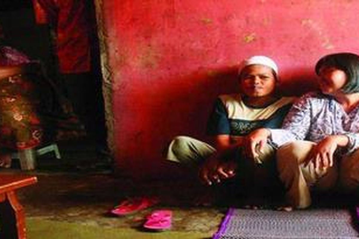 Robi Rionaldo (kedua dari kanan), remaja putus sekolah asal Kelurahan Kalijaga, Kecamatan Harjamukti, Kabupaten Cirebon, Jawa Barat, memutuskan untuk bekerja membantu orangtuanya yang terimpit kemiskinan. 