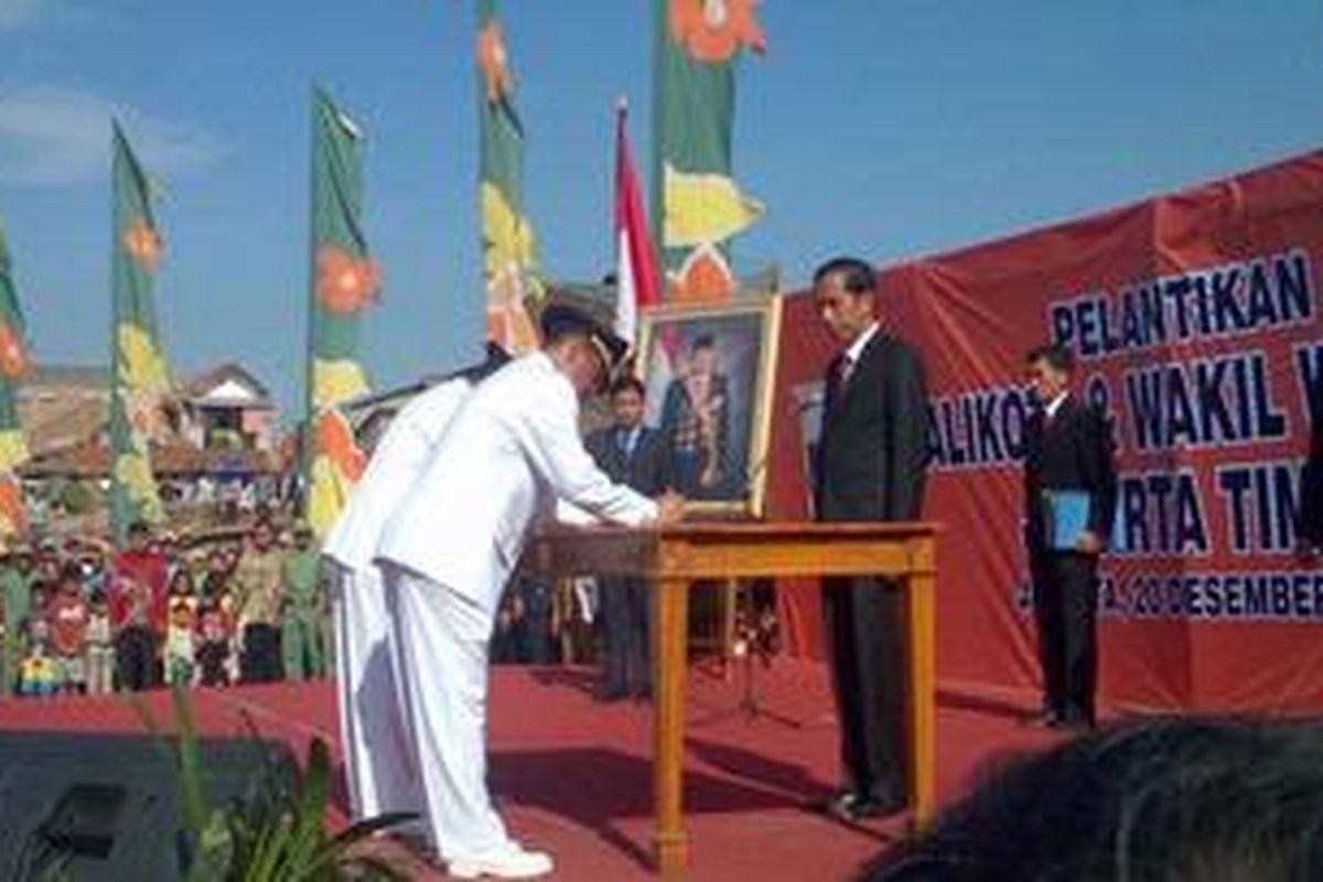 Gubernur DKI Jakarta, Joko Widodo meelantik Wali Kota dan Wakil Wali Kota Jakarta Timur, Kamis (20/12/2012) di lapangan bola Kampung Polo Jahe, Kelurahan Jatinegara, Cakung, Jakarta Timur