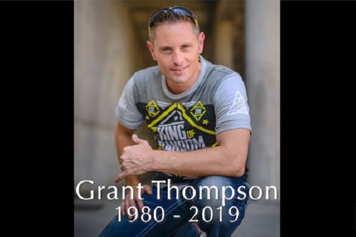 YouTuber The King of Random, Grant Thompson. Grant Thompson tewas dalam kecelakaan paralayang.