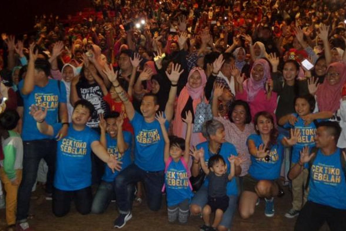 Ernest Prakasa (mengenakan t-shirt biru muda, di tengah depan, mengangkat kedua tangan) bersama mereka yang juga ambil bagian dalam acara menonton bareng film Cek Toko Sebelah di Mega Bekasi XXI, Jawa Barat, pada Minggu (1/1/2017) sore.