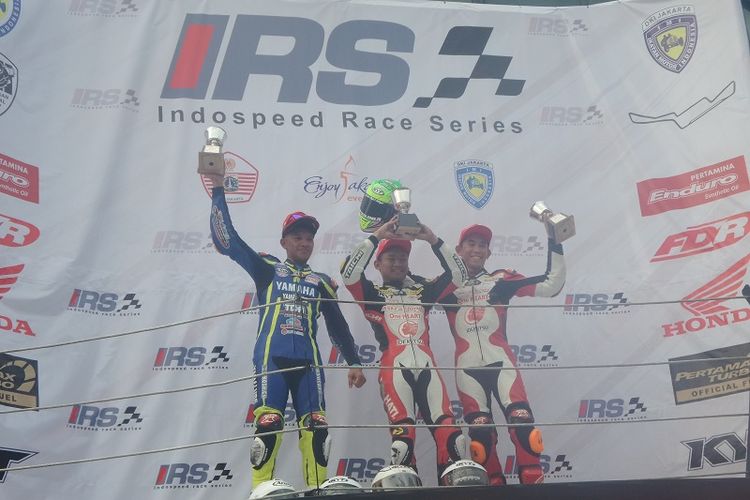 Pebalap Astra Honda Racing Team (AHRT), Rheza Danica Ahrens (tengah), berhasil menjuarai balapan pertama kelas Sport 250cc seri kedua Indospeed Race Series (IRS) 2017 di Sirkuit Sentul, Kabupaten Bogor, Minggu (21/5/2017).