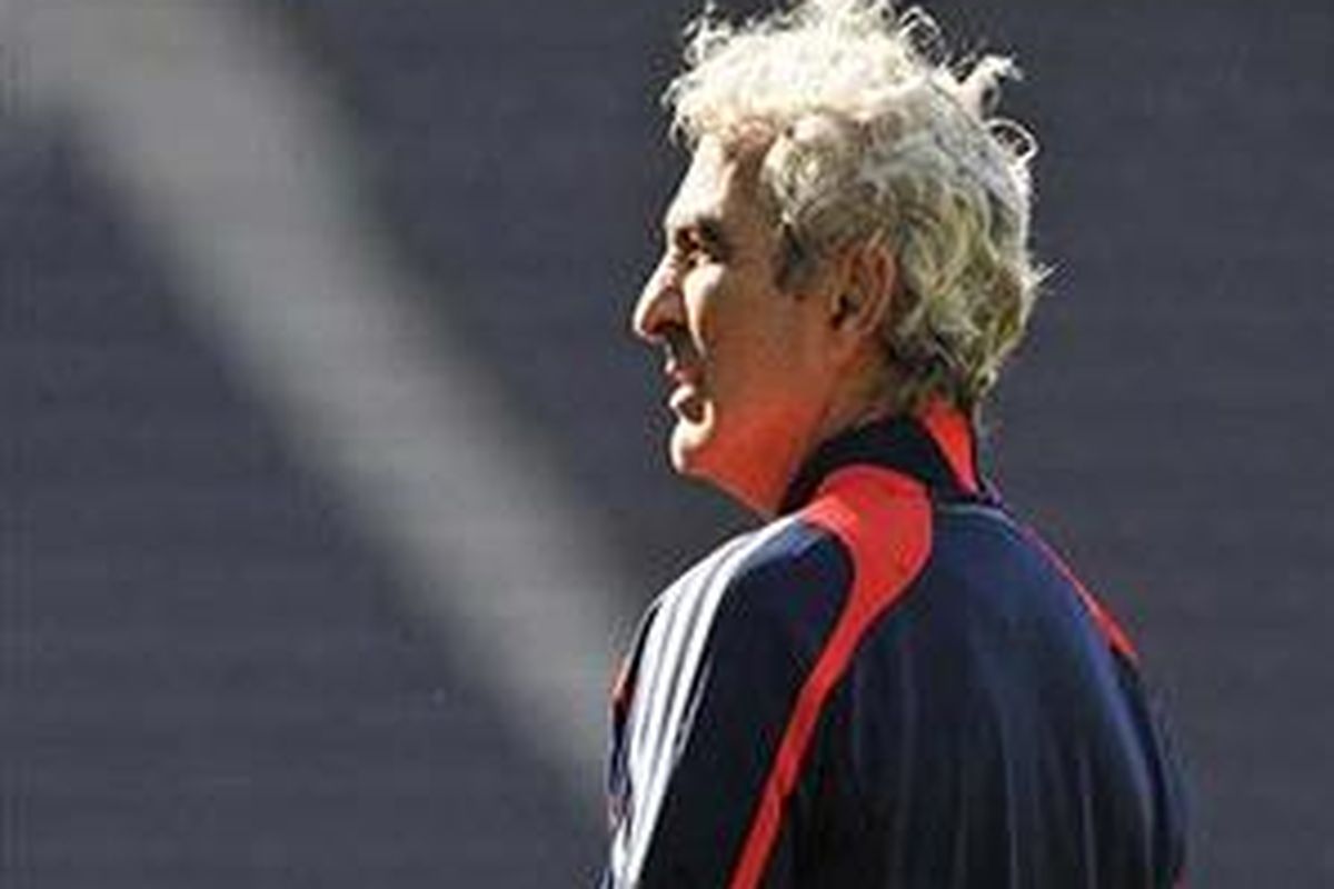 Pelatih Prancis, Raymond Domenech, menatap partai lawan Belanda penuh ketegangan.