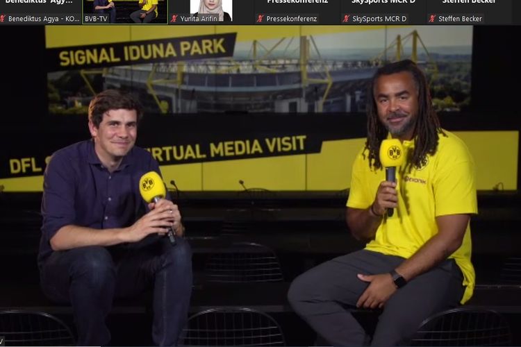 Legenda Borussia Dortmund, Patrick Owomoyela, memperkenalkan beberapa bagian ikonik dari Stadion Signal Iduna Park pada acara media visit, Senin (16/8/2021) malam WIB.