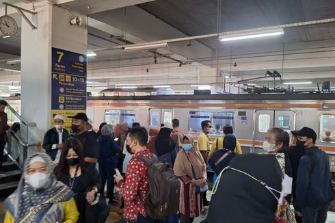 Keruwetan di Stasiun Manggarai, Peron Berubah-ubah hingga KRL Sering Berhenti Lama