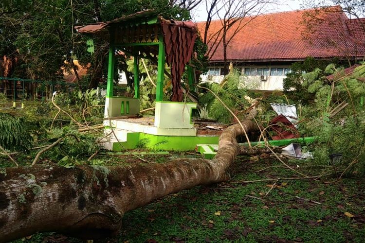 Sebuah gazebo yang ada di depan Fakultas Pertanian Unsri Indralaya rusak berat setelah ditimpa sebuah pohon tumbang akibat dilanda angin puting beliung pada Sabtu (7/4/2018).