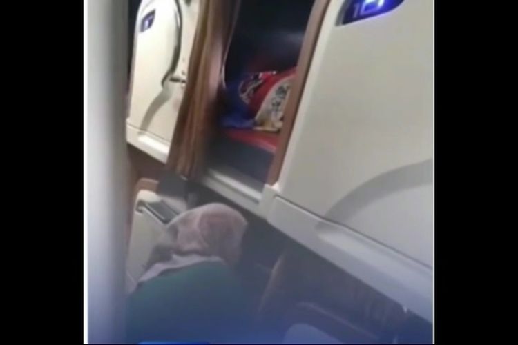 Seorang penumpang di Bus Borlindo trayek Makassar – Palopo, Sulawesi Selatan, bernama Ummy Syamsiah (30) melahirkan dalam bus saat dalam perjalanan pulang menuju Kota Palopo di Kampung suaminya. Kejadian tersebut terjadi pada Jumat (1/11/2024)pagi sekitar pukul 06.00 Wita usai salat Subuh.