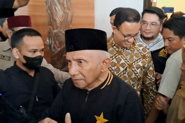 Ketua Majelis Syura Partai Ummat Amien Rais (baju hitam) bersama Anies Baswedan (batik kuning) saat menghadiri Rakernas ke-1 Partai Ummat di Asrama Haji Pondok Gede, Jakarta Timur, Selasa (14/2/2023). 