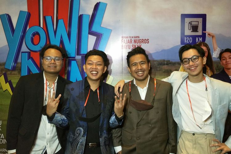 Pemeran utama film Yowis Ben 3, Tutus Thomson, Bayu Skak, Joshua Suherman, dan Brandon Salim setelah gala premiere di XXI Epicentrum, Jakarta Selatan, Kamis (18/11/2021).