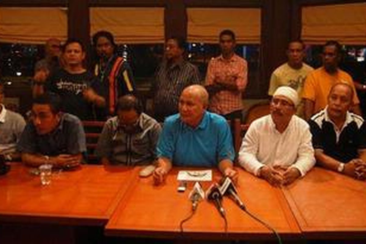 Pemuda Maluku Indonesia Bersatu saat mengadakan jumpa pers di Senayan, Jakarta, Minggu (11/9/2011). Dalam acara tersebut, organisasi ini mengharapkan agar masyarakat Maluku khusunya Ambon tidak mudah terprovokasi oleh sikap-sikap yang bisa menimbukan konfik.