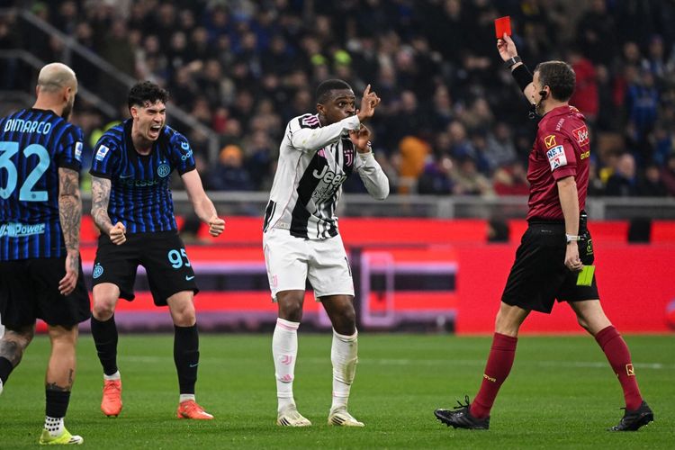 Bek Juventus Pierre Kalulu menerima kartu merah pada pertandingan akbar pekan ke-25 Serie A Inter Milan vs Juventus yang bergulir di Stadion Giuseppe Meazza, Milan, pada Minggu (15/2/2026) dini hari WIB.