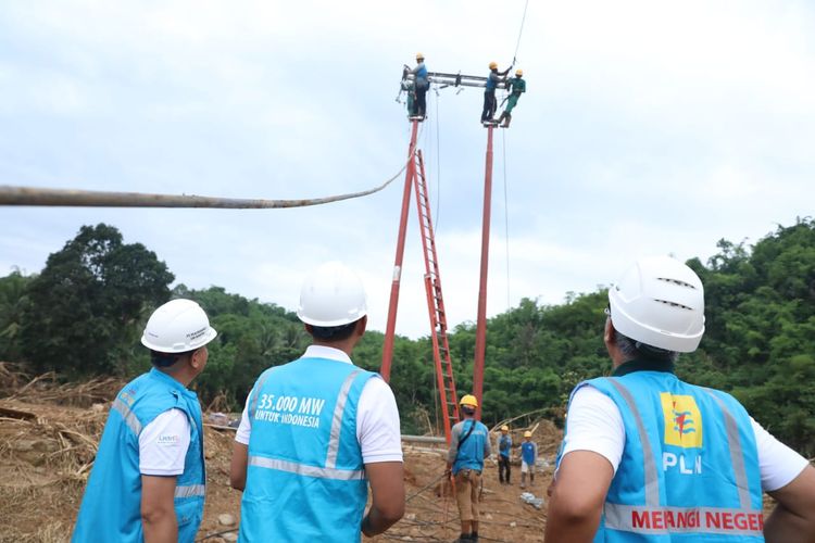 Petugas PLN berupaya memulihkan aliran listrik di Lebak Banten