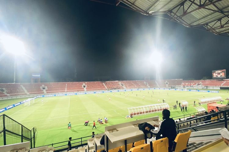Suasana stadion saat berlangsungnya pekan ke-4 Liga 1 2023-2024 antara Arema FC vs Bali United yang berakhir dengan skor 1-3 di Stadion Kapten I Wayan Dipta Gianyar, Jumat (21/7/2023) malam.