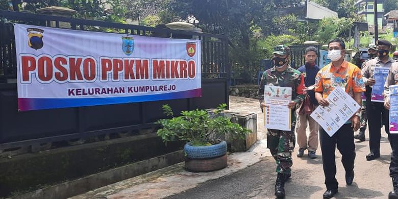 The officers conduct door-to-door socialization of 5M in Kumpulrejo Village.