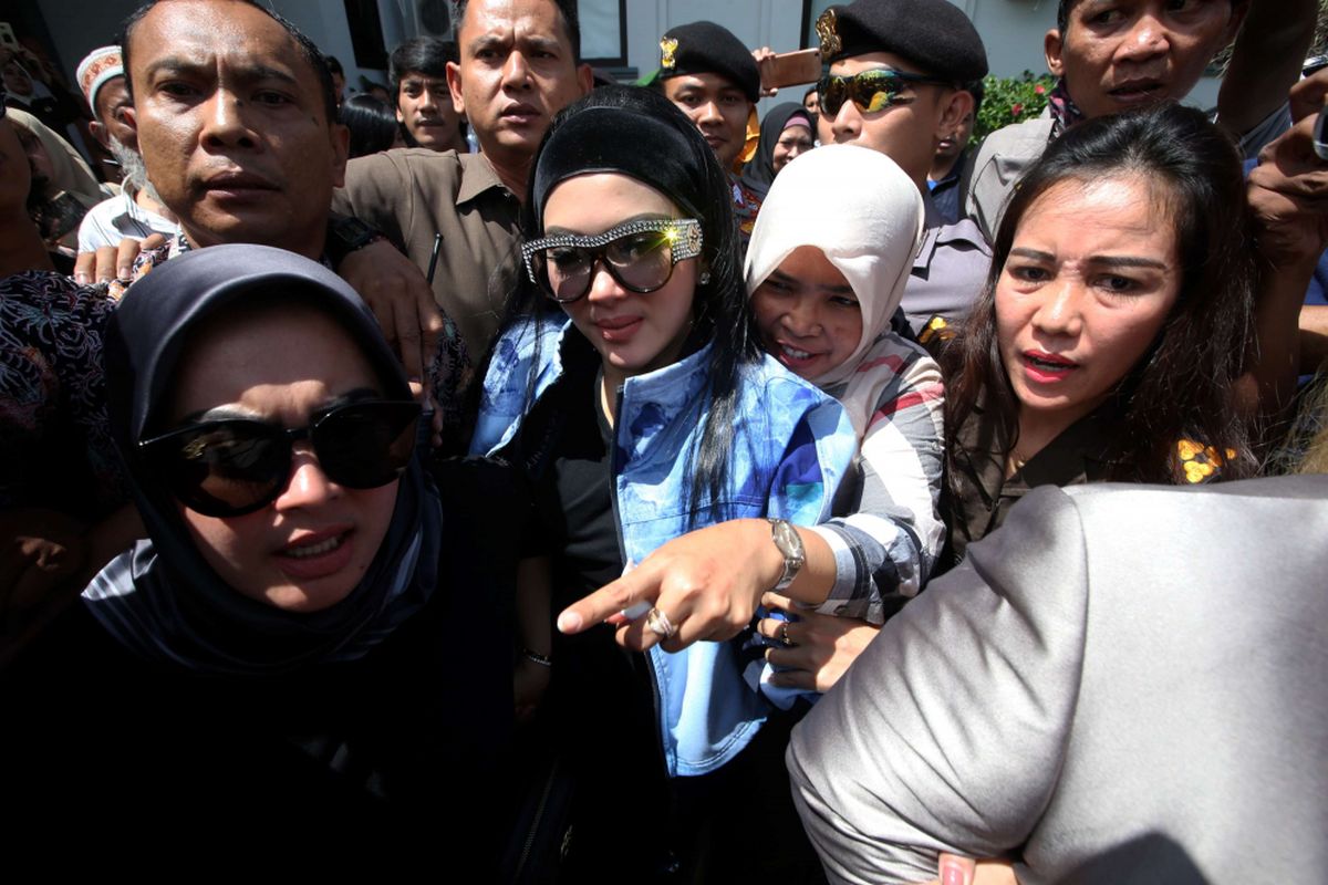 Penyanyi Syahrini menjadi saksi dalam sidang kasus dugaan penipuan dan penggelapan oleh agen perjalanan umrah First Travel di Pengadilan Negeri Depok, Senin (2/4/2018). Sidang ini menghadirkan terdakwa yaitu Direktur Utama First Travel Andika Surachman, Direktur First Travel Anniesa Hasibuan, dan Direktur Keuangan First Travel Siti Nuraidah Hasibuan.