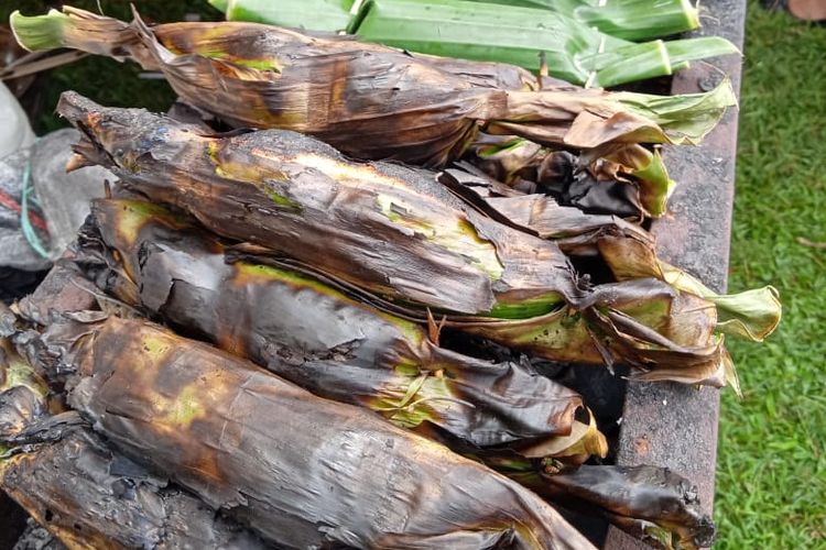 Lompong sagu yang sudah dibakar menggunakan arang panas.