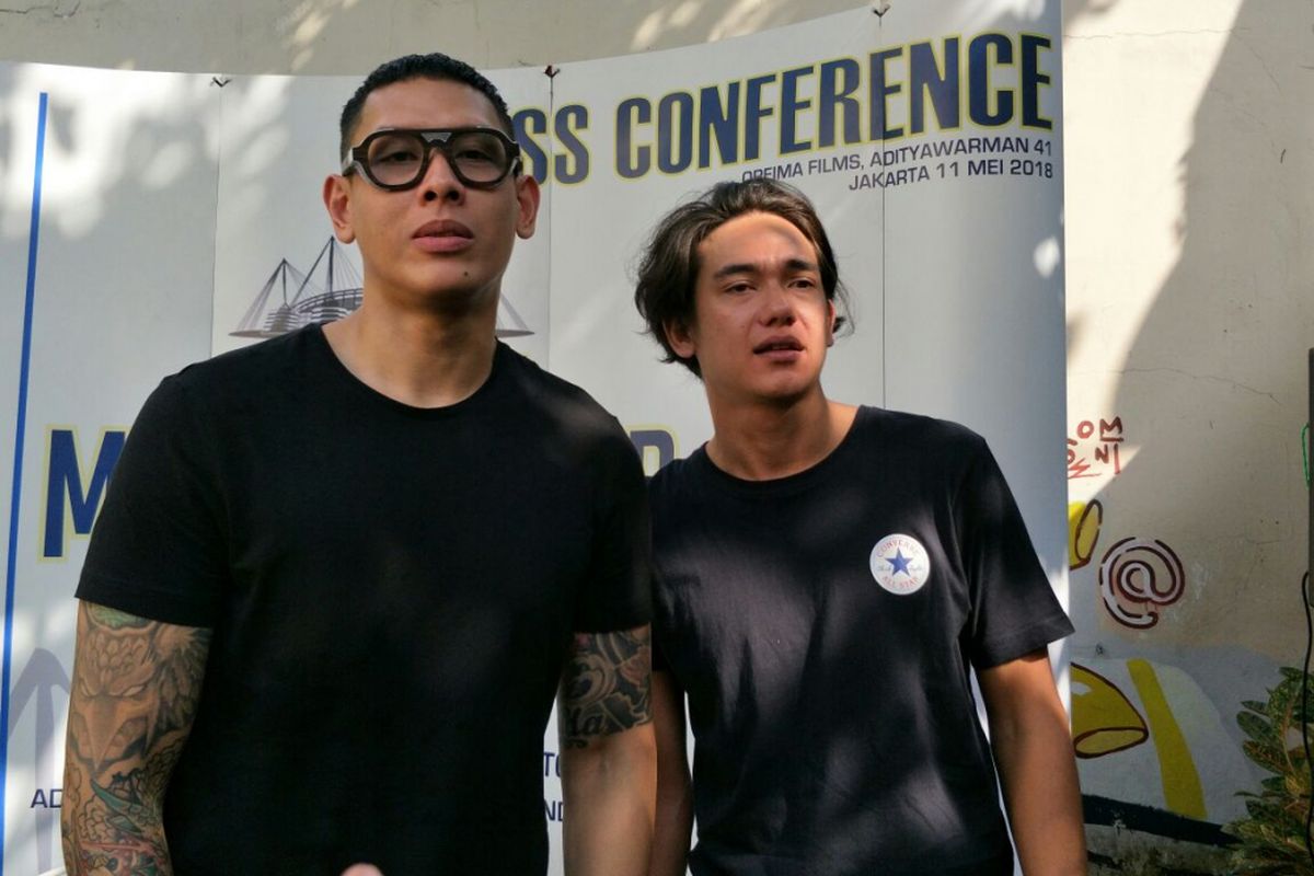 Ganindra Bimo dan Adipati Dolken saat jumpa pers film Pemburu di Manchester Biru, di kawasan Kebayoran Baru, Jakarta Selatan, Jumat (11/5/2018).