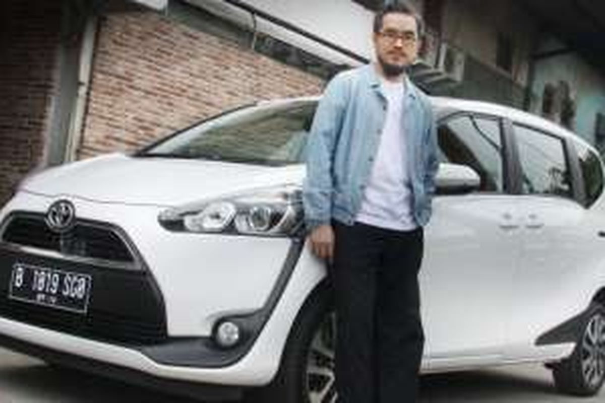 Leonard Theosabrata bersama Toyota Sienta