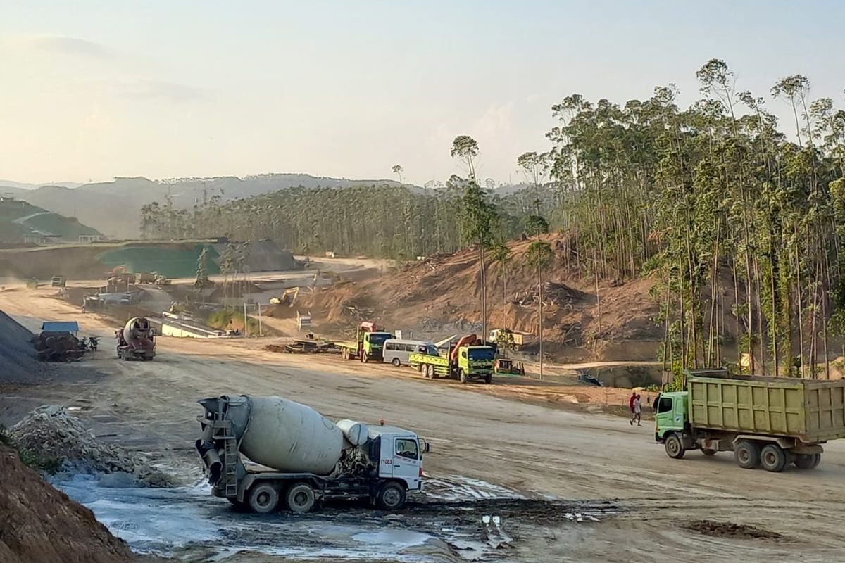 Suasana pekerjaan proyek pembangunan IKN di Kecamatan Sepaku, Kabupaten Penajam Paser Utara (PPU), Kalimantan Timur (Kaltim) November 2023.
