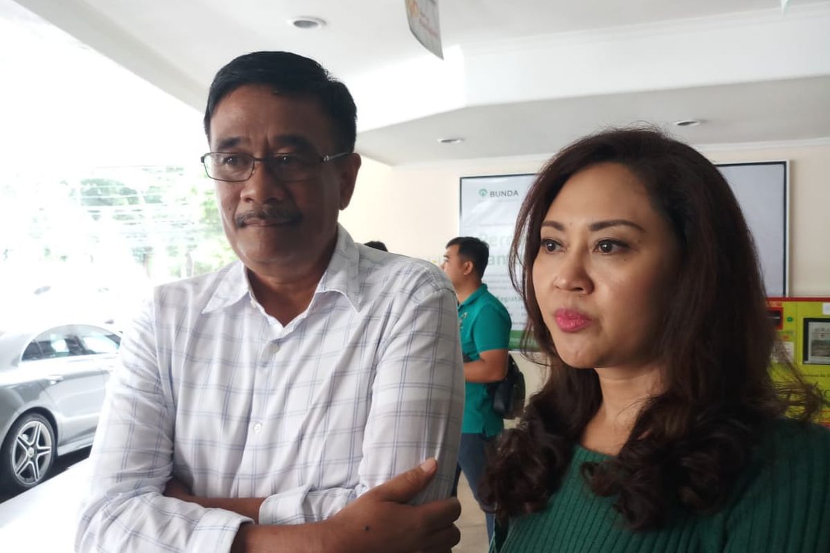 Mantan Gubernur DKI Jakarta Djarot Saiful Hidayat dan istrinya Happy Farida saat ditemui di RSIA Bunda, Menteng, Jakarta Selatan, Selasa (7/1/2020). 