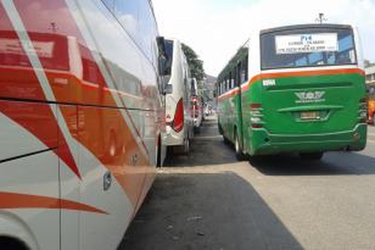 Deretan bus antar kota yang parkir di luar Terminal Tanjung Priok, Jalan Enggano, Jakarta Utara, Kamis (22/5/2014).