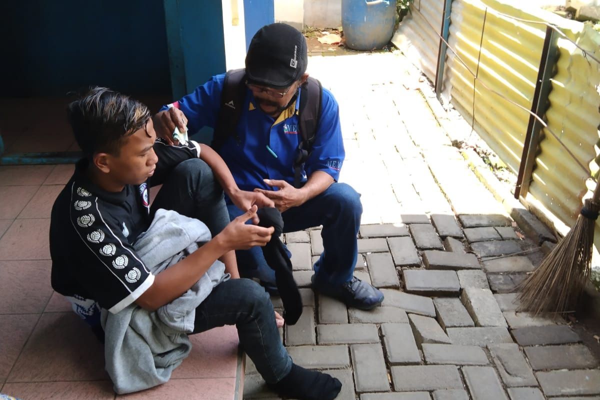 Salah satu Aremania asal Probolinggo, Rusdi (kiri) diduga mengalami depresi usai tragedi Stadion Kanjuruhan, Sabtu (1/10/2022).