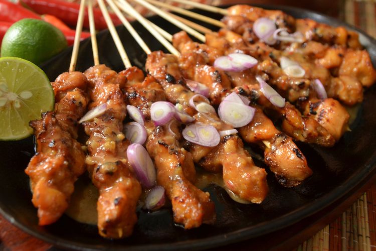 A plate of chicken satay