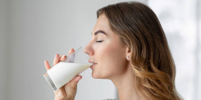 Manfaat minum susu bagi kesehatan.
