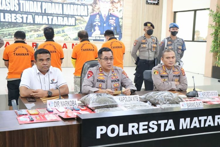 Kapolda NTB, Irjen Pol Djoko Poerwanto (tengah) didampingi Kapolres Kota Mataram Kombes Pol Mustofa ( kanan_seragam) menyampaikan pengungkaoan kasus 5 kg ganja di Kota Mataram.