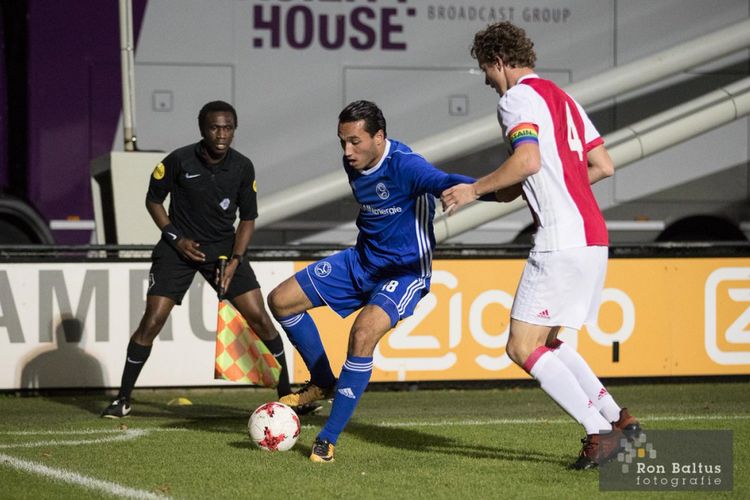 Aksi Ezra Walian bersama Almere City FC ketika bertandang ke markas mantan timnya, Jong Ajax, pada pertandingan Eerste Divisie, Senin (16/10/2017).