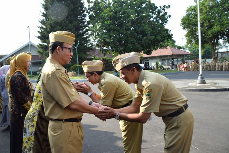 Para ASN bersalaman dengan Bupati Banyumas Achmad Husein usai apel pagi di halaman Pendapa Si Panji, Purwokerto, Jawa Tengah, Senin (10/6/2019).