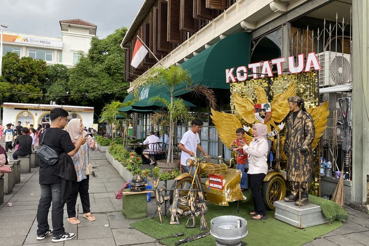 Cosplayer Pahlawan dan Noni Belanda Jadi Buruan Foto Wisatawan Kota Tua