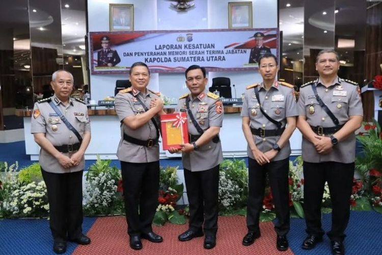Inspektur Jenderal (Irjen) Agung Setya Imam Effendi (dua dari kiri) resmi menggantikan Irjen RZ Panca Putra Simanjuntak (tiga dari kiri) sebagai Kepala Polda Sumut, Jumat (21/7/2022).