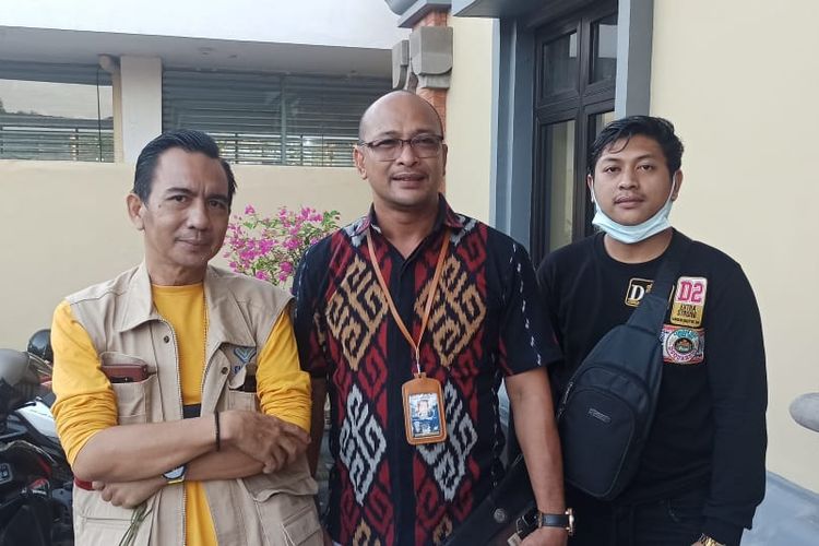 Kepala UPT BP2MI Bali, Wiam Satriawan (kiri), Penasihat Hukum I Putu Pastika Adyana (tengah) dan PMI korban penipuan ke PMI, ketut Susena Adiputra (kanan) saat ditemui di Polda Bali pada Minggu (10/4/2022). KOMPAS.COM/ Yohanes Valdi Seriang Ginta