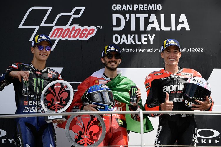 (Dari kiri) Pebalap Monster Energy Yamaha Fabio Quartararo, juara balapan Ducati Lenovo Team Francesco Bagnaia, dan pebalap Aprilia Racing Aleix Espargaro merayakan di podium setelah MotoGP Italia di trek balap Mugello , Tuscany, pada 29 Mei 2022.