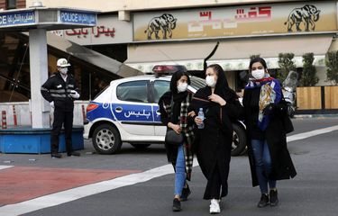 Warga di Teheran, Iran, mengenakan masker seiring merebaknya wabah virus corona di negara itu.