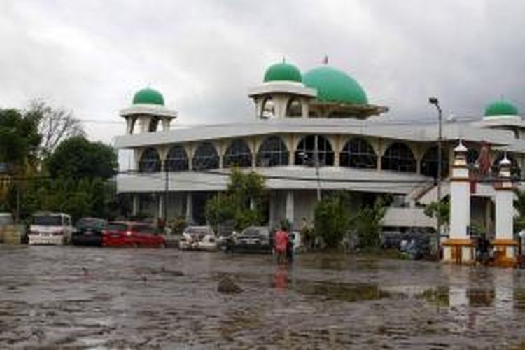 Sebuah masjid di Manado ikut terendam banjir bandang yang melanda wilayah Sulawesi Utara.