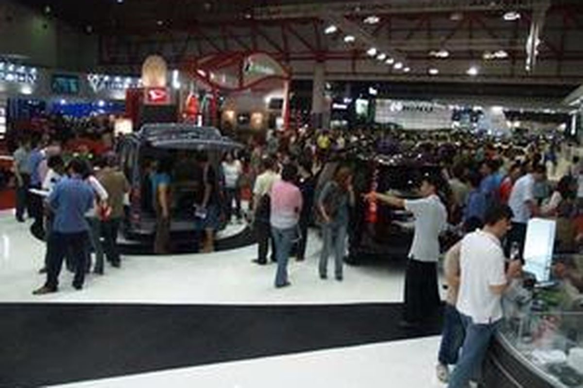 Stand Daihatsu ramai dikunjungi peminatnya. 