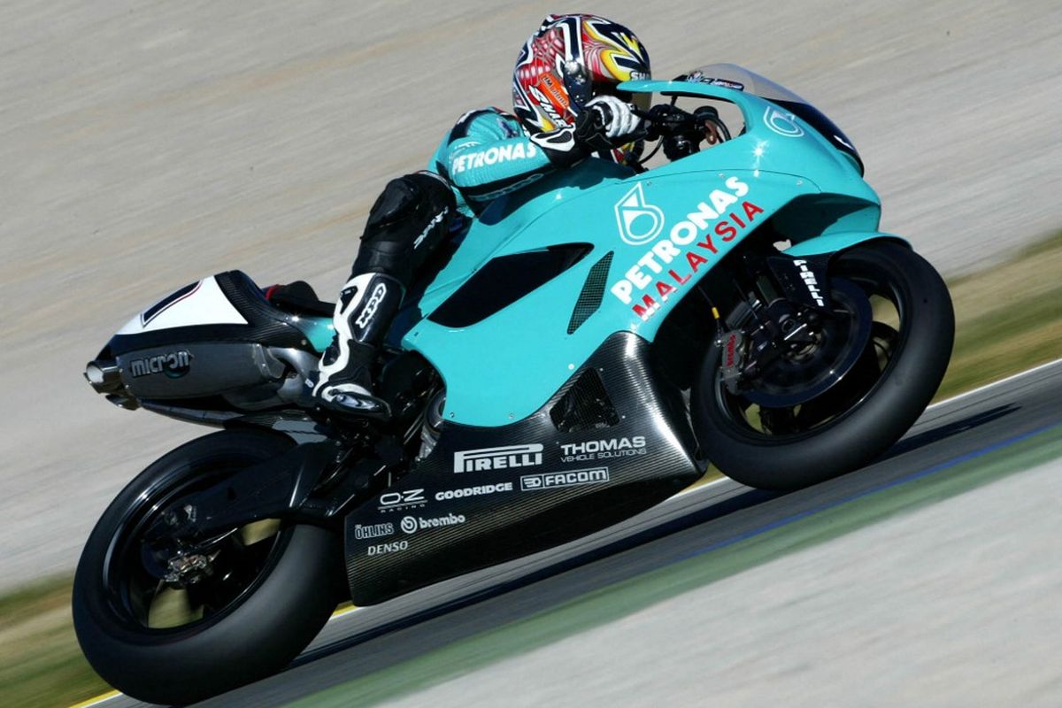 Foggy PETRONAS rider Chris Walker powers his FP1 superbike through a turn during the World Super Bike test in Valencia, Spain 13 February, 2004.      AFP PHOTO (Photo by AFP)