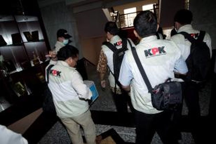 Sejumlah penyidik KPK tiba untuk melakukan penggeledahan di Gedung Mahkamah Konstitusi, Jalan Medan Merdeka Barat, Jakarta, Kamis (3/10/2013). Penggeledahan tersebut terkait penangkapan Ketua Mahkamah Konstitusi Akil Mochtar dalam operasi tangkap tangan yang dilakukan KPK pada Rabu malam.  