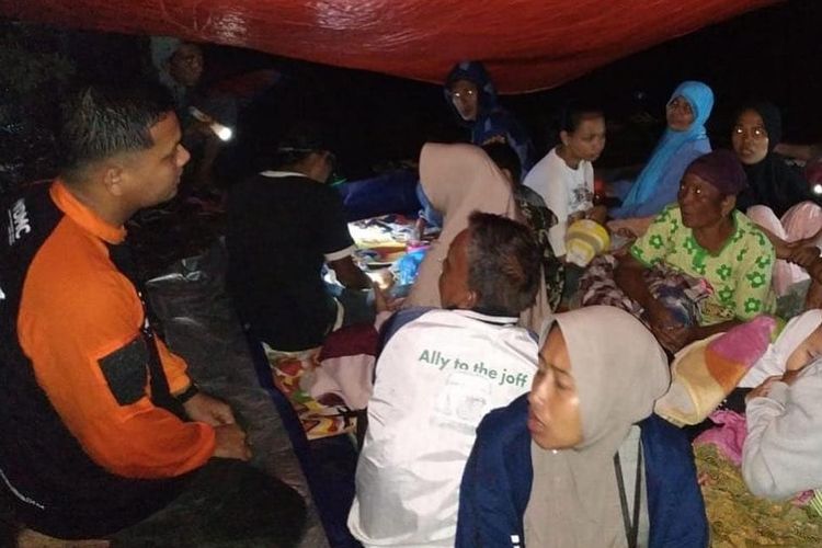 Relawan Disaster Management Center Dompet Dhuafa bersama masyarakat terdampak gempa bumi di Pasaman Barat, Sumatera Barat, Jumat (25/2/2022)
