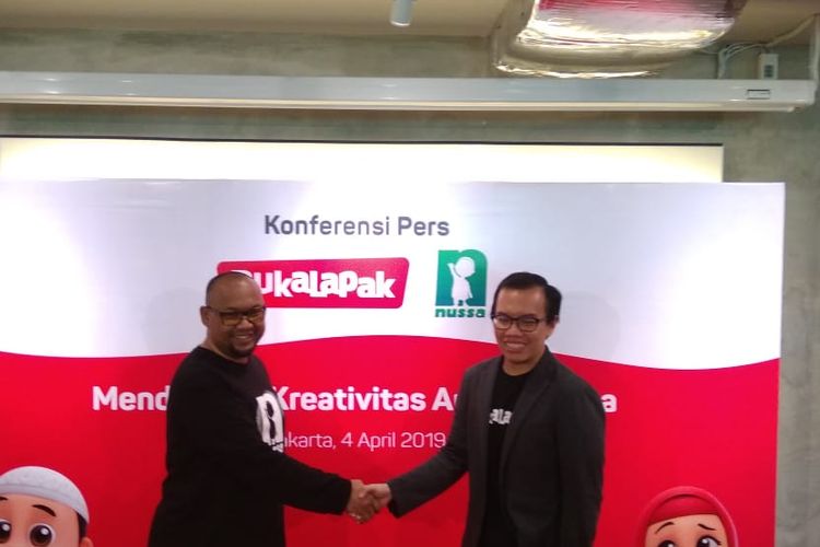 President Bukalapak Fajrin Rasyid (Kanan) dan CEO The Little Giantz Aditya Traintoro dalam komferensi pers kolaborasi Bukalapak dengan serial Nussa dan Rara di Jakarta, Kamis (4/4/2019)