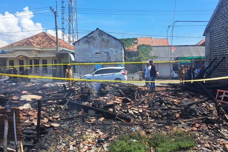 Gudang ikan yang berada di Desa Pinggir Papas, Kecamatan Kalianget, Kabupaten Sumenep, Jawa Timur, terbakar pada Selasa (7/5/2024). 