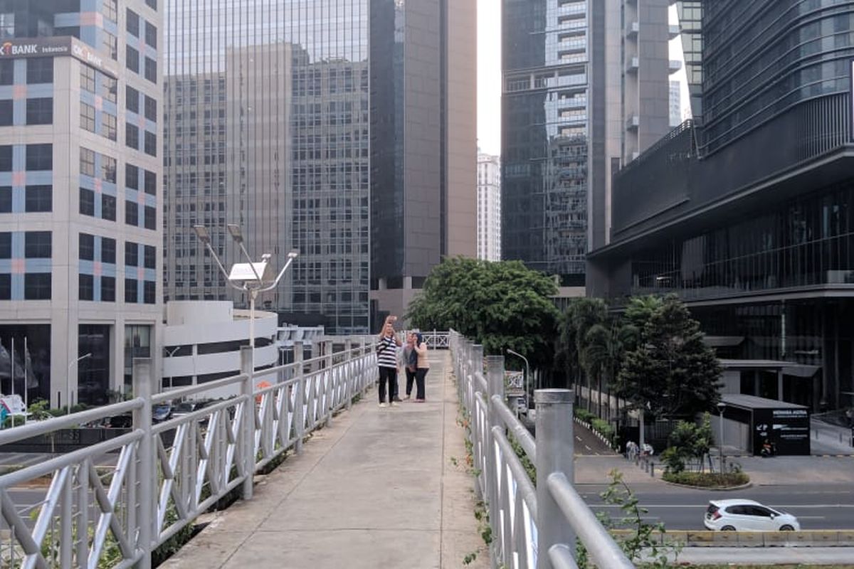 Jembatan penyeberangan orang (JPO) di Jalan Sudirman, Jakarta Pusat, Selasa (5/11/2019).