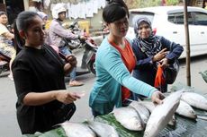 Malam Tahun Baru, Penjual Ikan Dadakan Diserbu Warga 