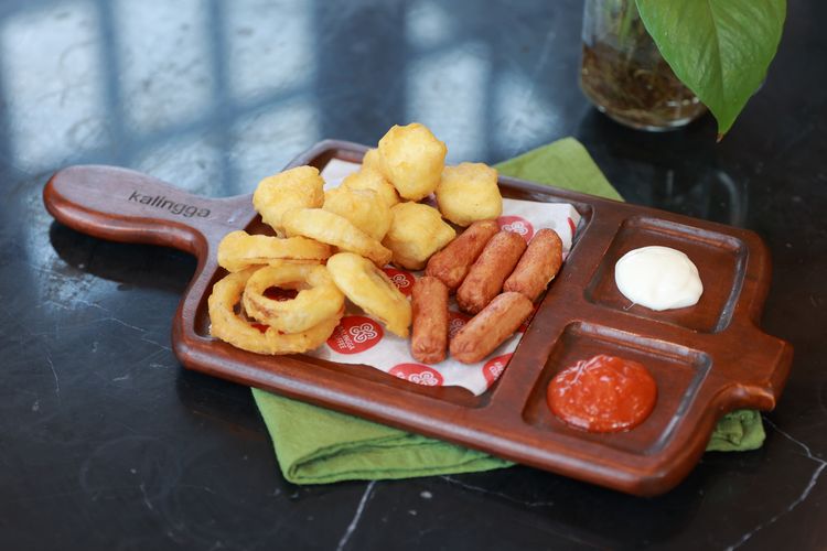 Salah satu menu makanan ringan di Kalingga Coffee yaitu Sausage Platter.