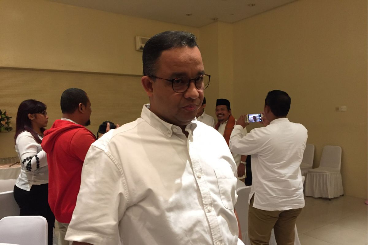 Gubernur terpilih DKI Jakarta, Anies Baswedan, di sela acara silaturahim dengan relawannya di JIExpo Kemayoran, Jakarta Pusat, Minggu (13/8/2017).