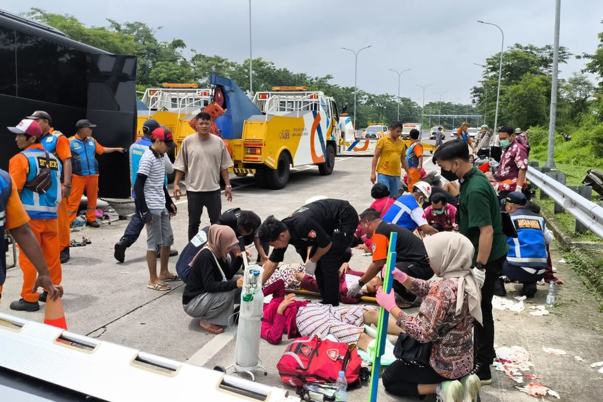 Pawa siswa dari SMA Negeri 1 porong yang menjadi korban kecelakaan tunggal di persimpangan exit tol Purwodadi, Kabupaten Pasuruan sedang dilakukan evakuasi untuk dibawa ke rumah sakit terdekat, Sabtu (31/01/2025) 