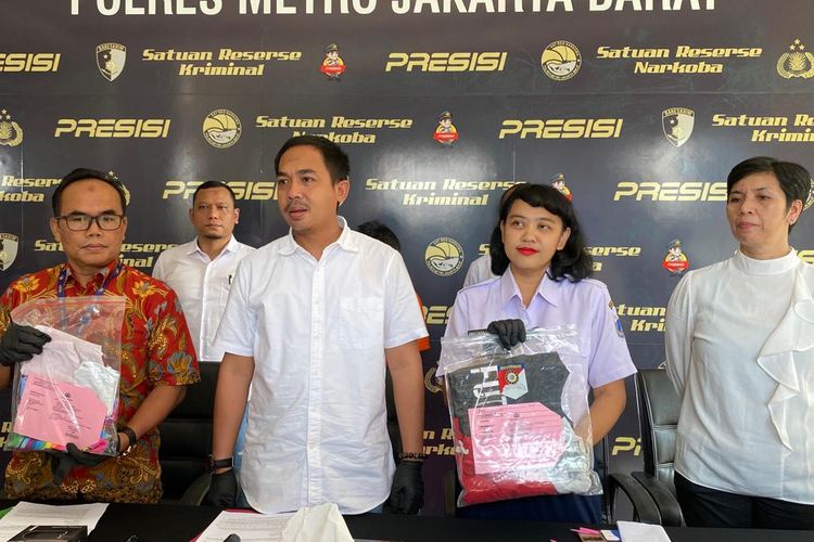 Polisi menghadirkan tersangka pedagang jasuke yang mencabuli anak-anak di Palmerah, Jakarta Barat, Rabu (17/5/2023). 