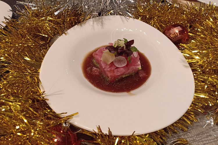 Tuna Tartare yang diberikan saus soyu Jepang jadi sajian fusion western dan asia